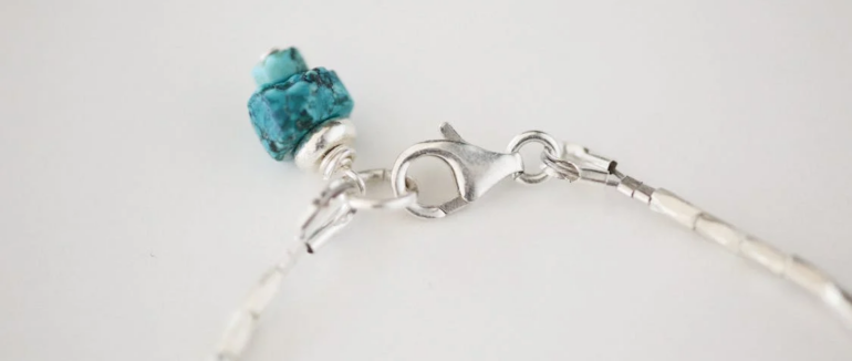 Які прикраси можна носити до школи