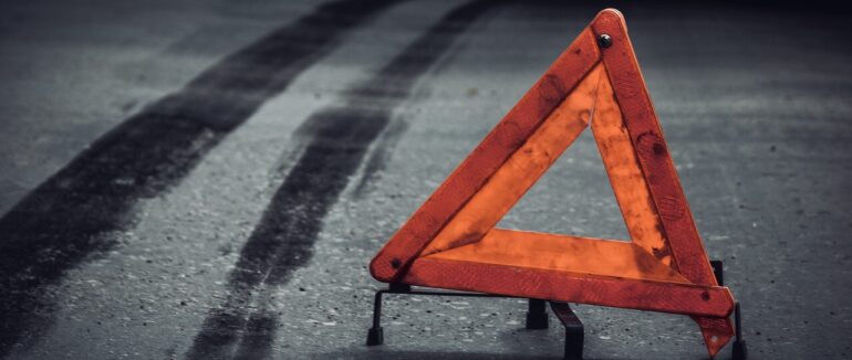 У жінки були судоми, гомілка вщент потрощена, а чоловіка забій та рвані рани обличчя: на Закарпатті трапилася страшна ДТП