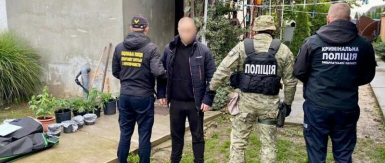 Мінілабораторія у будинку: у Виноградові затримали наркозлочинця