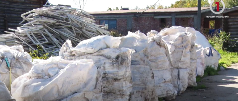 Переповнені сміттям: проблеми пунктів прийому вторсировини у Берегові (ВІДЕО)