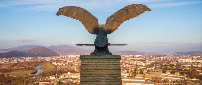 Мукачівці обурені: туристичну пам’ятку у «Паланку» місцева влада демонтувала