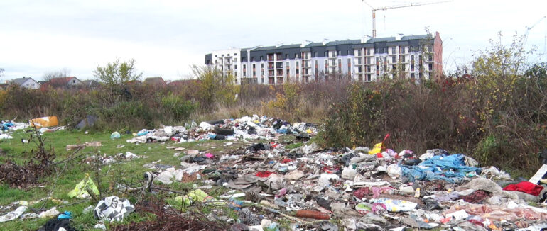 Стихійне сміттєзвалище: у Мукачеві з’явилося “нове місце” викидання непотребу (ВІДЕО)