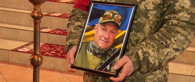 Переповнений храм: як Мукачево прощалося з полковником Миколою Красівовим (ВІДЕО)