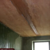 Будинок у воді: мешканці багатоповерхівки Мукачева живуть з дірявим дахом (ВІДЕО)