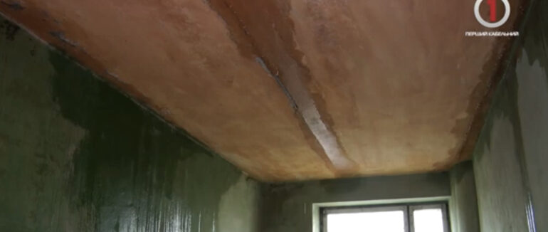 Будинок у воді: мешканці багатоповерхівки Мукачева живуть з дірявим дахом (ВІДЕО)