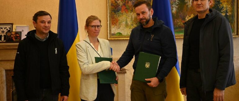 На Закарпатті забезпечать місцевих жителів та вимушених переселенців дровами в зимовий період