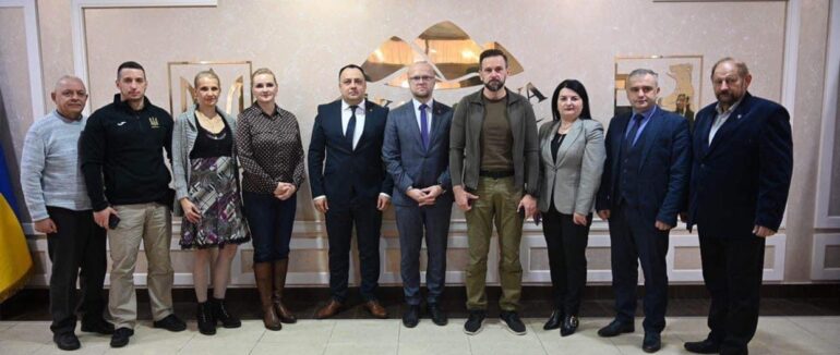 Делегація Чеського краю Пардубіце на Закарпатті вивчає гуманітарні потреби України