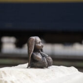 Вокзал із міні-скульптурою: в Ужгороді презентували “зайчика на валізі”