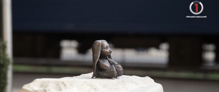 Вокзал із міні-скульптурою: в Ужгороді презентували “зайчика на валізі”