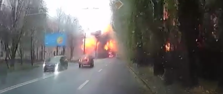 Момент потужного ракетного удару по Дніпру: постраждало 14 людей, серед них дитина (ВІДЕО)