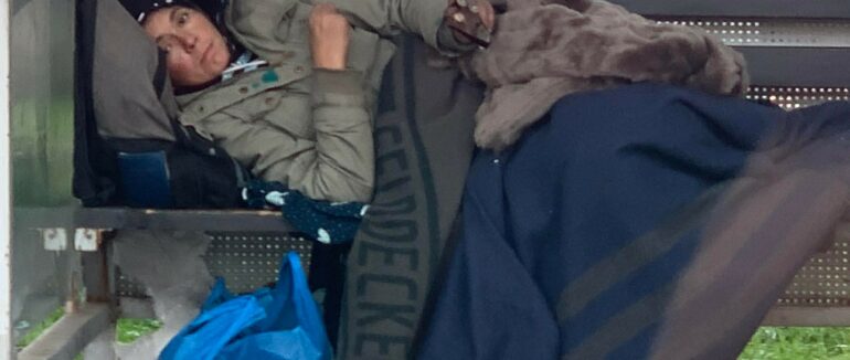 Дотепер на зупинці: доля жінки-безхатька у Мукачеві нікого не цікавить?