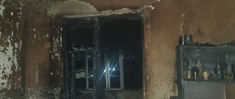 Неспокійна ніч та втомлені рятувальники: подробиці пожежі у багатоквартирному будинку у Виноградові