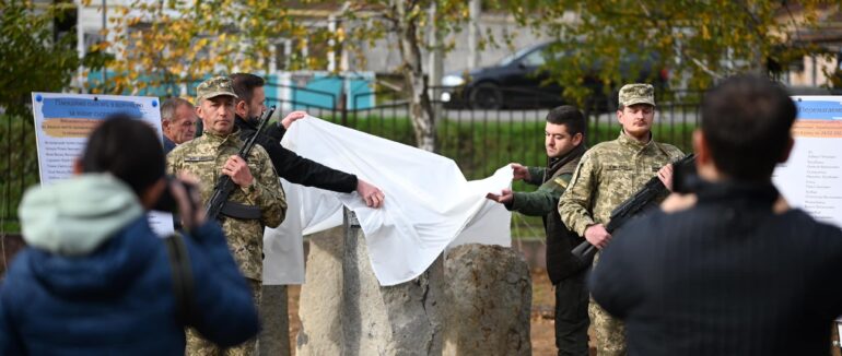 «Сад-алея «Мамина весна»: у Кольчині відкрили стелу і висадили 80 плодових дерев у пам’ять про полеглих героїв (ФОТО)