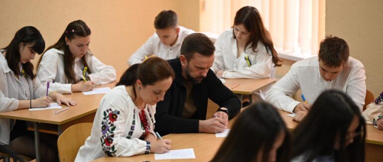 Скільки зробив помилок?: Віктор Микита написав Всеукраїнський радіодиктант національної єдності з учнями