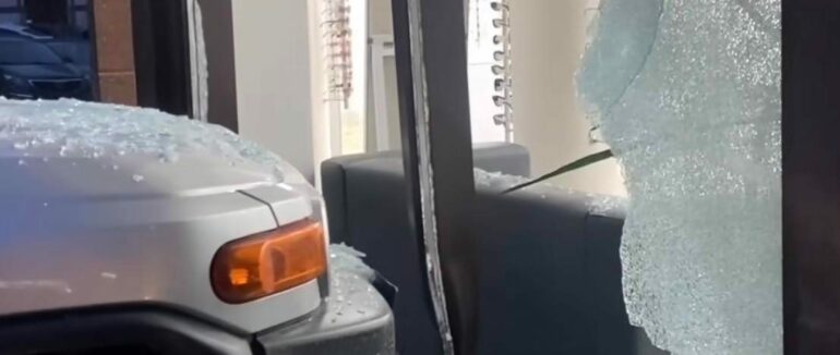 В Ужгороді позашляховик влетів у магазин, де продають окуляри