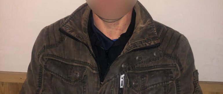 В Мукачеві вже судимий чоловік пограбував чужий будинок