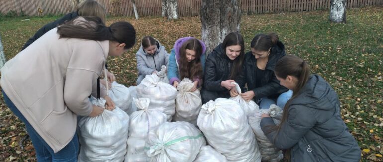 Більше 20 мішків яблук зібрали закарпатські школярі для ведмедів в реабілітаційному центрі