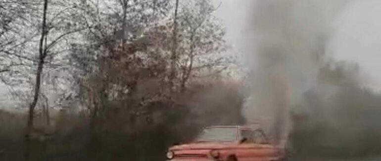 “Запорожець” у вогні: на трасі Київ-Чоп неподалік Чинадієва спалахнуло авто (ВІДЕО)