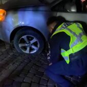 Побачили авто на узбіччі: патрульні Ужгорода допомогли жінці змінити пошкоджене колесо