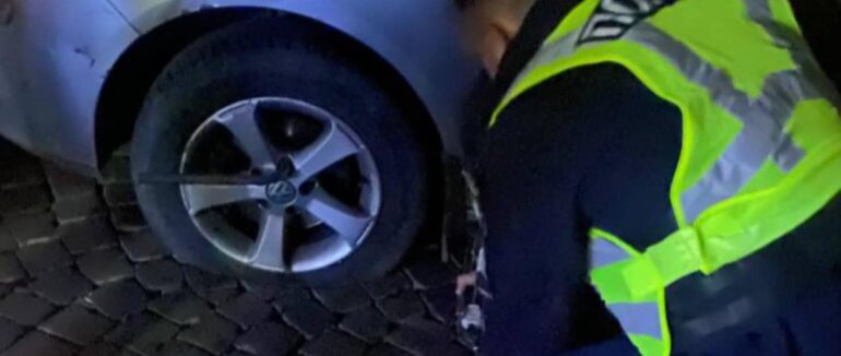Побачили авто на узбіччі: патрульні Ужгорода допомогли жінці змінити пошкоджене колесо