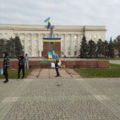 Український прапор у центрі міста: жителі Херсона зустрічають Збройні сили України (ФОТО, ВІДЕО)