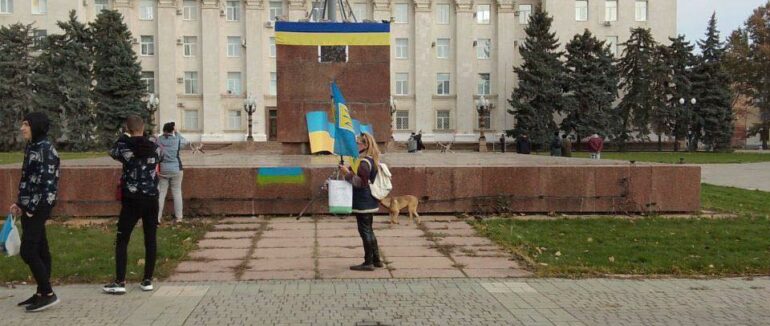 Український прапор у центрі міста: жителі Херсона зустрічають Збройні сили України (ФОТО, ВІДЕО)