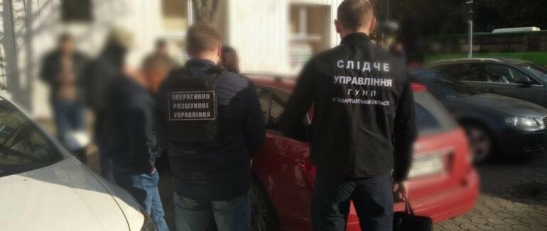 Спецоперація біля Мукачівської бібліотеки: правоохоронці затримали подружжя