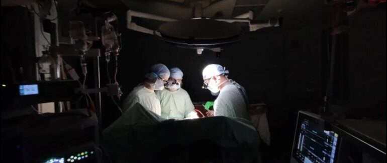 “Світ повинен побачити це фото”:  львівські хірурги без світла провели складну операцію на серці