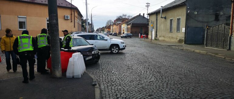 “ФІАТ” зніс кільце у Мукачеві: нетверезий водій врізався у стовп (ФОТО)