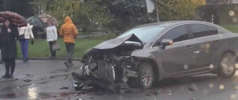 Серйозна ДТП в Ужгороді: зіштовхнулися три легковики (ВІДЕО)