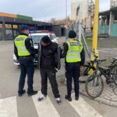 Забризкав перехожого газовим балончиком: в Ужгороді затримали крадія