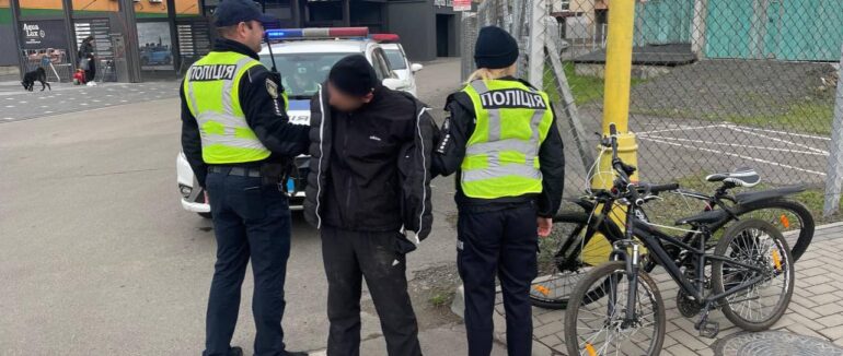 Забризкав перехожого газовим балончиком: в Ужгороді затримали крадія