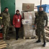 Закарпатські поліцейські доставили теплий одяг мешканцям однієї з громад на Харківщині