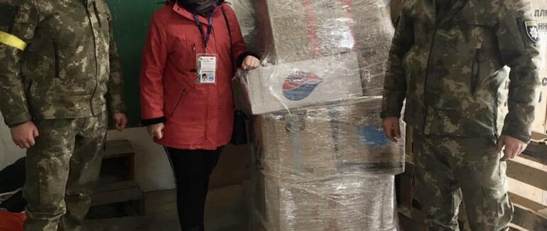 Закарпатські поліцейські доставили теплий одяг мешканцям однієї з громад на Харківщині