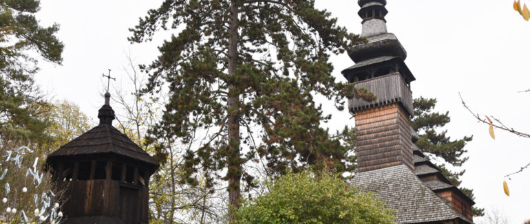 У древній закарпатській церкві Архангела Михаїла молилися за загиблими Воїнами