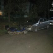 Знову через алкоголь: у Мукачеві нетверезий водій скутера врізався у припаркований легковик (ФОТО)