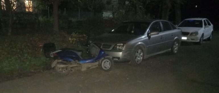Знову через алкоголь: у Мукачеві нетверезий водій скутера врізався у припаркований легковик (ФОТО)