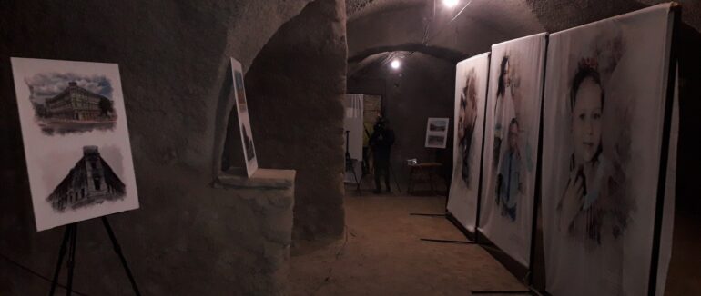 «Маріуполь. Де ти?»: в Ужгороді відкрилася виставка, присвячена Маріуполю 