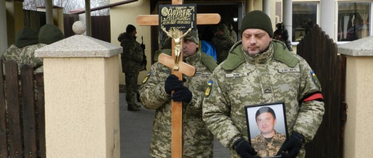 Чин похорону з героєм: на Закарпатті попрощалися з 37-річним Олександром Олійником (ФОТО)