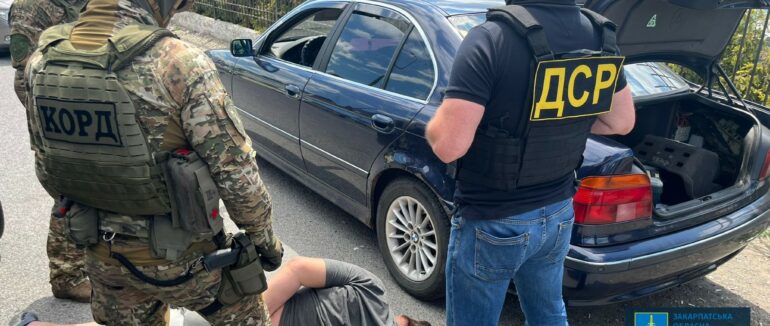 Налагодили схему нелегального перетину кордону: на Закарпатті судитимуть двох осіб