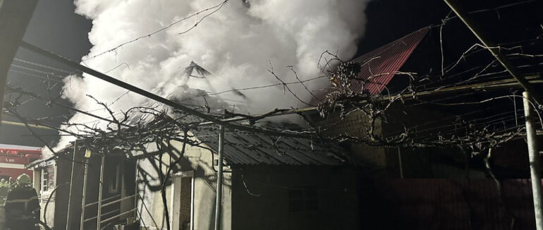 Пожежа на Іршавщині: вогнеборці врятували оселю від перекидання вогню