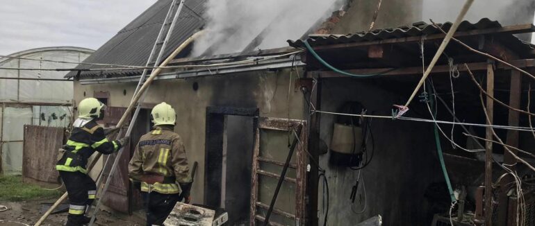 Нищівне займання: у Підвинградові трапилась пожежа у господарській споруді