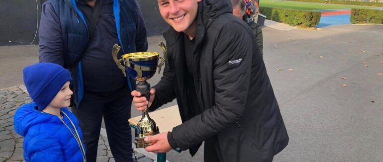 Син загиблого прикордонника отримав м’яч із подякою: деталі турніру, присвяченого Роберту Кісу