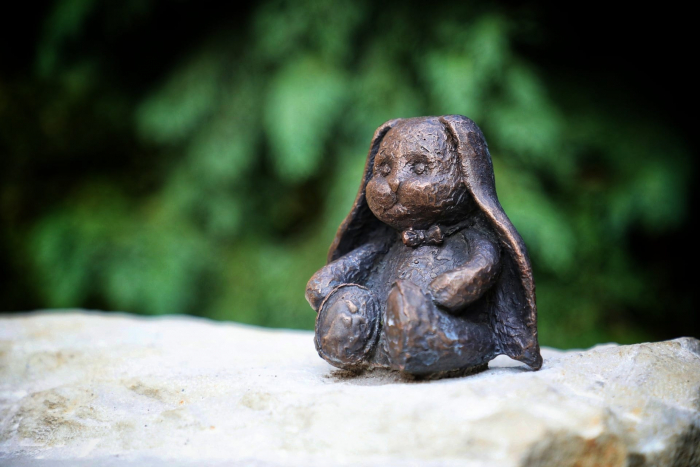 «Валіза 2022 року»: в Ужгороді відкрили нову міні-скульптурку