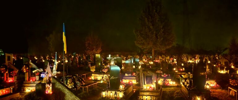 Сотні маленьких вогників: закарпатський цвинтар ввечері 1 листопада
