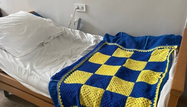 Іспанці передали власноруч зв’язані синьо-жовті ковдри: вироби отримала Мукачівська лікарня