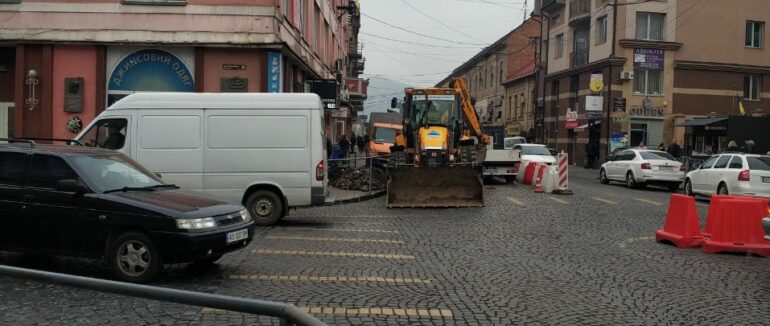 У Мукачеві на одній із центральних вулиць ускладнено проїзд