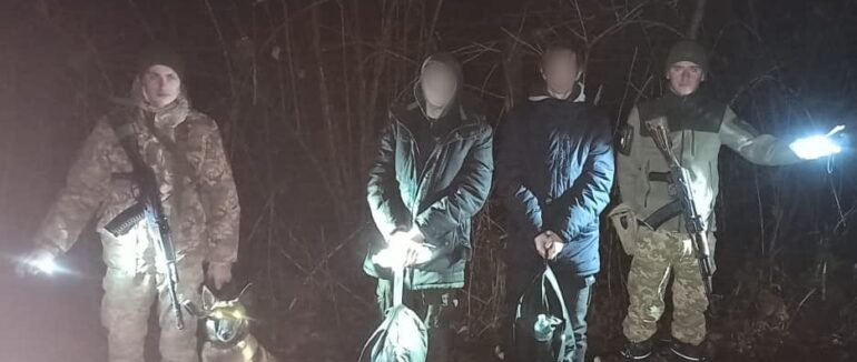 Йшли горами та ховались у кущах: біля кордону зі Словаччиною затримали 4-х “ухилянтів” (ФОТО)
