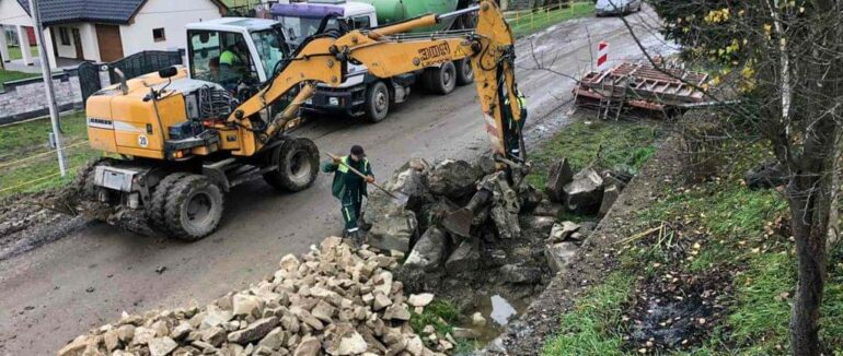 Дорожники проводять берегоукріплення в одному із сіл Мукачівщини