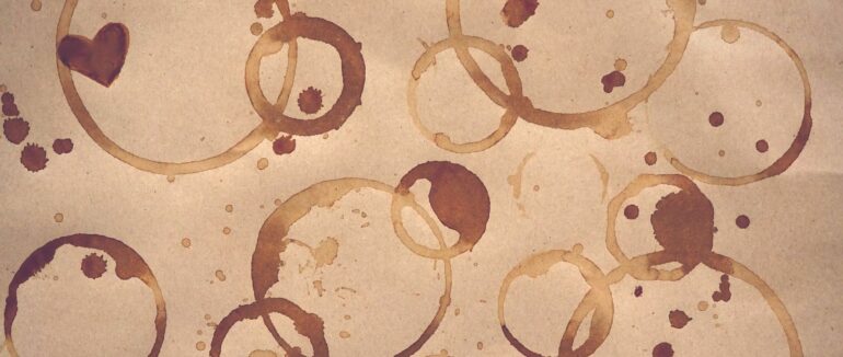 Чим вивести плями від кави на одязі, дивані, килимі: засоби, які завжди під рукою